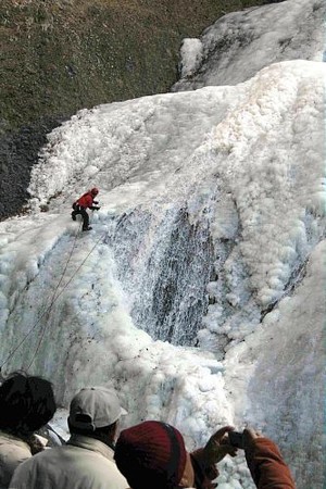 袋田瀑布冻结 攀冰爱好者前往挑战