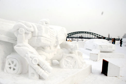 北海道旭川冬祭8日开幕 变形金刚大雪雕迎八方客