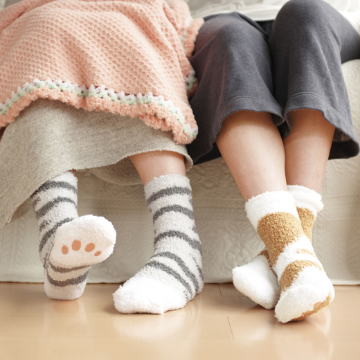 日本推出了一款很是可爱的猫爪肉球袜子