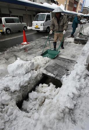 日本各地暴雪屡破新高 除雪车辆及人手严重不足