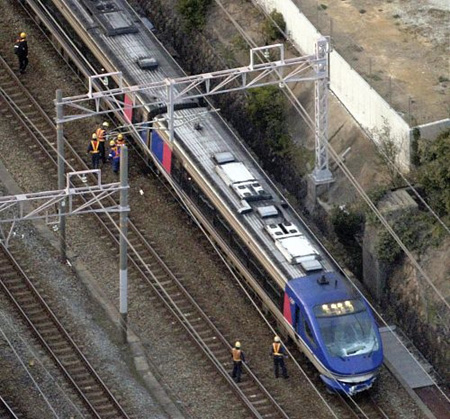 兵库县JR车站境内特快电车和卡车相撞造成9人受伤