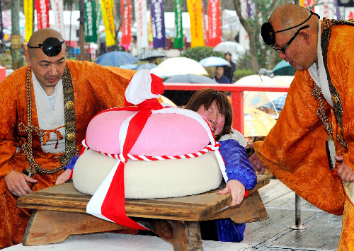 京都醍醐寺镜饼力士竞赛 搬起巨饼可整年祛病消灾