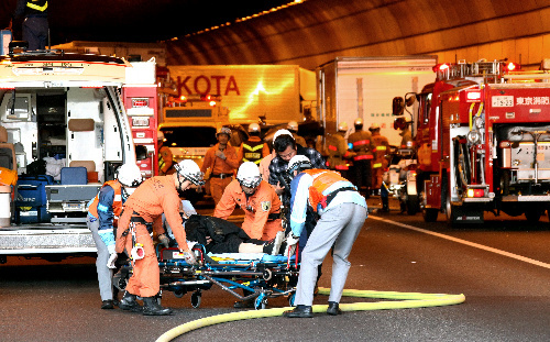 东京首都高速公路隧道内9连撞事故造成15人受伤
