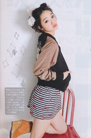 未来日记日剧版女主角刚力彩芽演绎清新俏丽春装