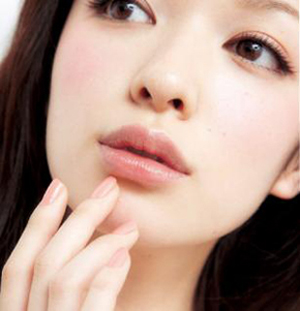 日本彩妆模特人气NO.1森绘梨佳最爱自然珊瑚色唇妆