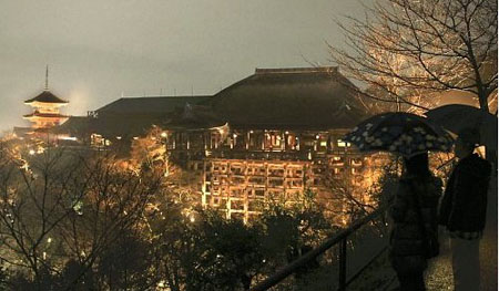 日本清水寺舞台在细雨中试亮灯