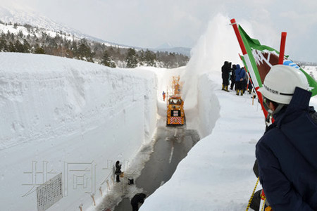 日本封闭路段除雪通车 两壁"雪墙走廊"超5米