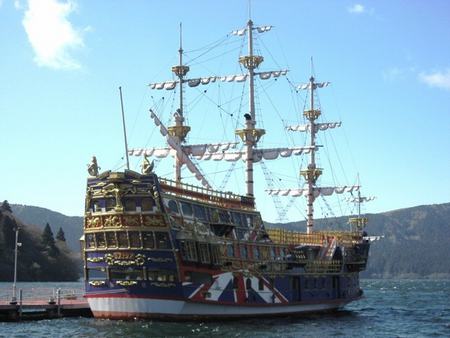 去芦之湖体验海盗船