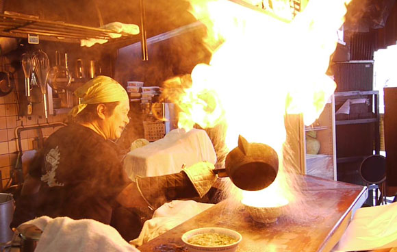 日本拉面的独特吃法——会燃烧的拉面