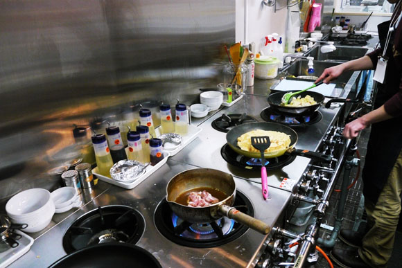 日本有一家名为“SelfKitchen”的餐厅 客人需自己动手烹饪