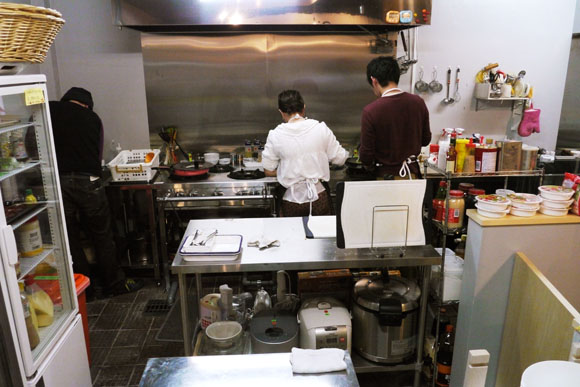 日本有一家名为“SelfKitchen”的餐厅 客人需自己动手烹饪