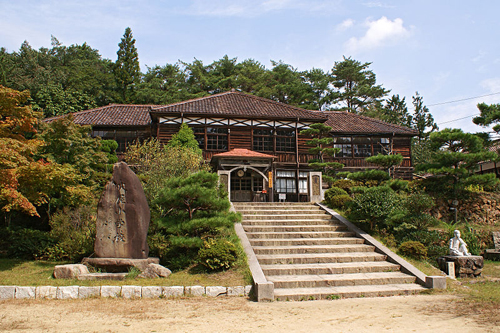 日本最古老的木造学校——吹屋小学退出历史舞台