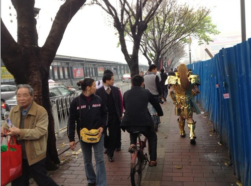 广州美女变身圣斗士 走上街头征集男友