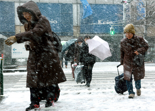 雪天路滑 关东地区行人滑倒车辆漂移接连受伤