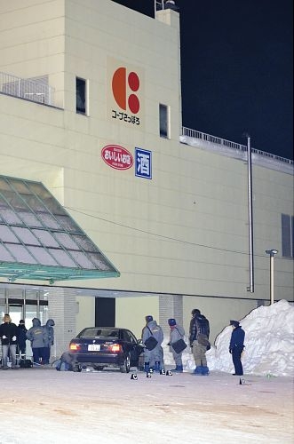 北海道男子拔出柴刀砍警察 警方被迫开枪男子中弹