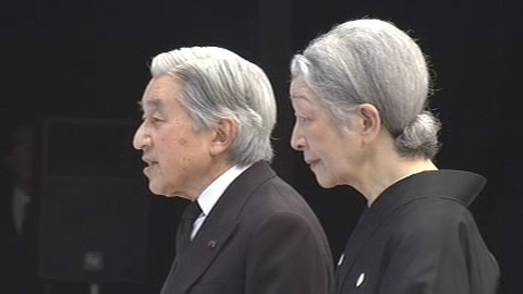 日本天皇抱病出席东日本地震一周年追悼大会