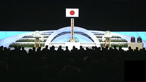 日本天皇抱病出席东日本地震一周年追悼大会