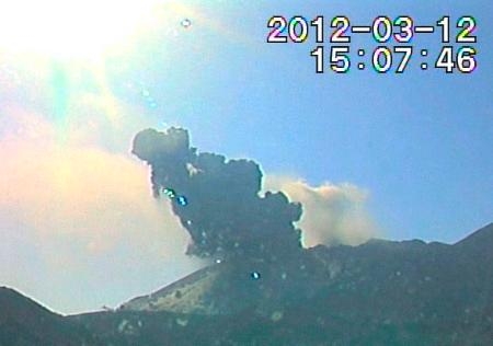 樱岛火山大规模喷火 气象厅称有必要扩大警戒范围