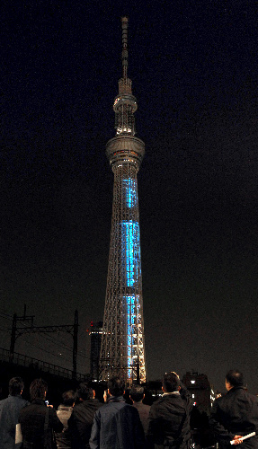 东京天空树昨夜试灯 心柱淡蓝典雅灯光于夜空闪烁