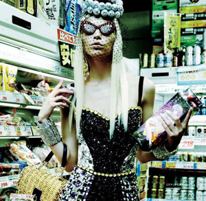 性感超模Aline Weber献艺日本《Vogue》4月刊  与GaGa女神拼气