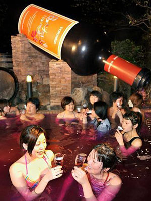 泡澡也可以美白？！最新日本养颜红酒汤是？