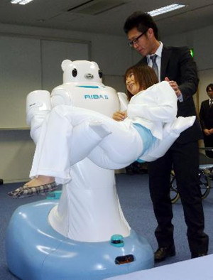 日本研制出新型机器人 减轻护理人员负担