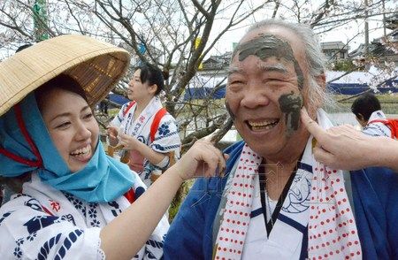 日本高知市举办欢快“泥巴节”