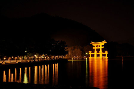 海中的严岛神社越夜越美丽