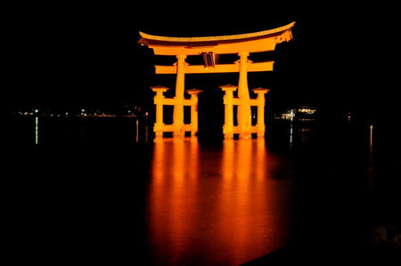 海中的严岛神社越夜越美丽