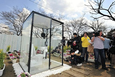 日本全玻璃打造世界第一大公厕