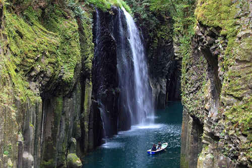 体验日本溪流瀑布的静美