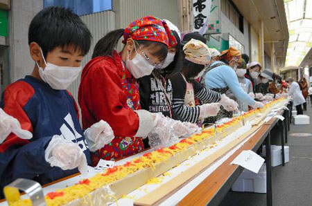 日本长崎县制作280米长寿司挑战世界记录