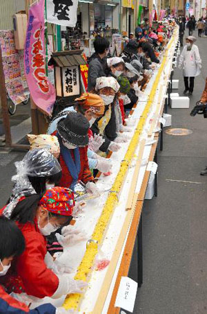日本长崎县制作280米长寿司挑战世界记录