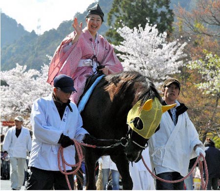 日本男人节出现首位女“主祭”