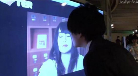想与偶像接吻吗？ 日本开发一款能够与海报接吻的装置