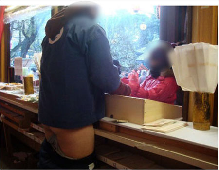 日本传一在寺庙打工的学生裸露下体接待前往参拜的女孩