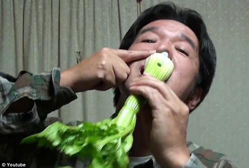 日本男子用蔬菜制作乐器并演奏曲子 受网民追捧