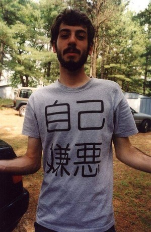 外国人穿的“迷”一样的日语T恤