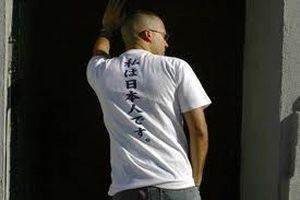 外国人穿的“迷”一样的日语T恤