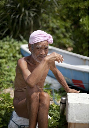“这里就是我的理想乡” 日本七旬老翁孤岛全裸生活20年
