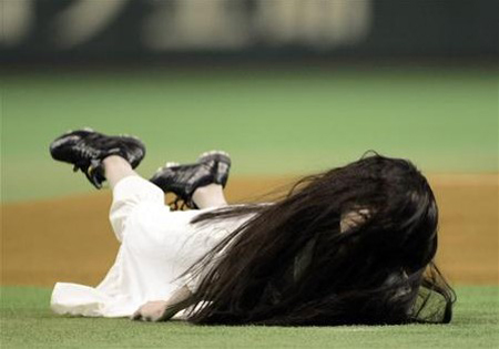 贞子现身棒球始球式投球后装死萌翻全场