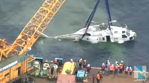 陆奥湾坠海直升机被海上自卫队打捞上岸