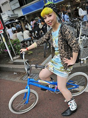 街拍：日本街头“色魔”横行霸道