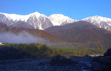 穿越日本中部宏大的神奇雪谷