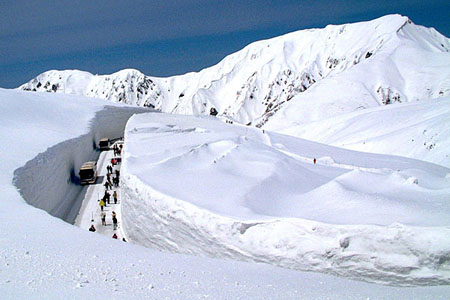 穿越日本中部宏大的神奇雪谷