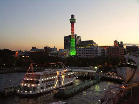 横滨海洋塔：夜晚城市的亮丽