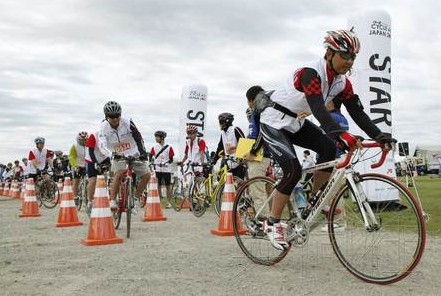 日本市民骑自行车穿越灾区宣传旅游