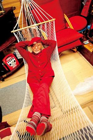 日本民间红人：全身红色的69岁“红色大叔”