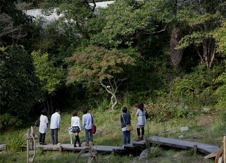大阪艺术活动 参与者将自己变成结草虫悬挂于树下