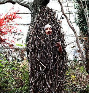 大阪艺术活动 参与者将自己变成结草虫悬挂于树下